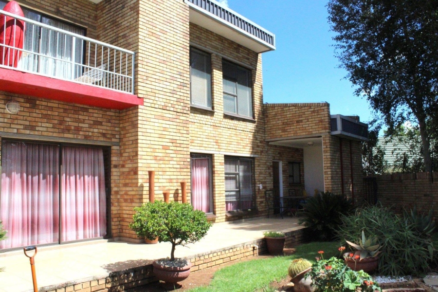 6 Bedroom Property for Sale in Van Der Hoff Park North West